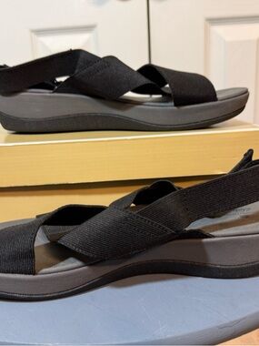 Clarks Black Cross-Strap Comfort Sandals 10 wide
